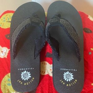 Yellow Box BNWT black flip flops. Size 6.5.